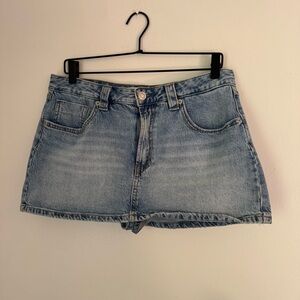 Stradivarius Distressed Denim Waistband - Blue short shorts size 8